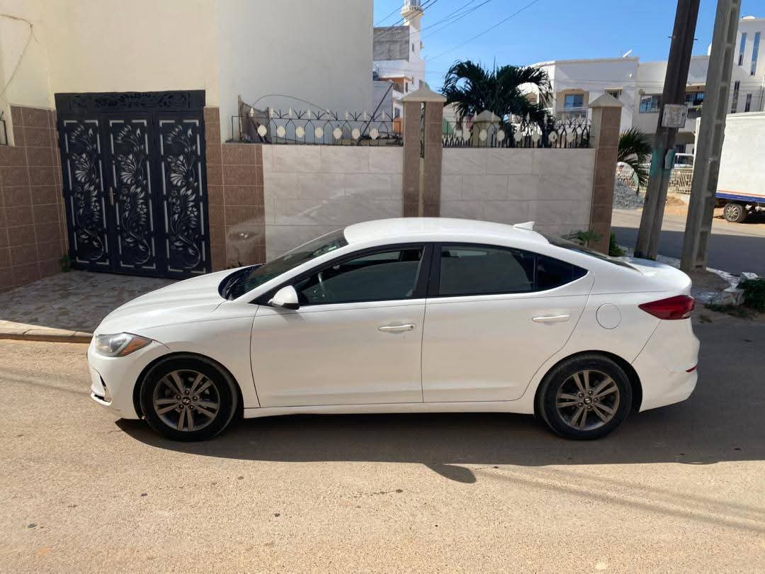 Hyundai Elantra 2018 Automatique Essence à vendre à Dakar | Bon prix