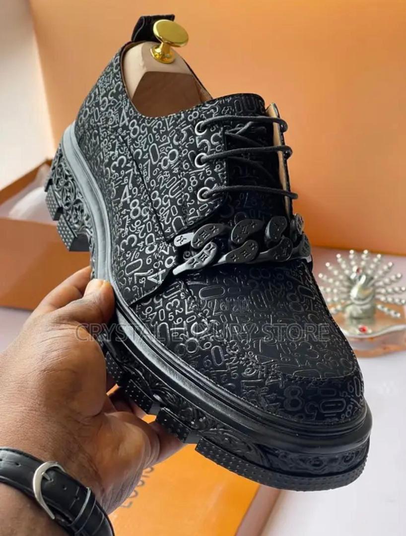 Chaussures homme noires à semelle épaisse Résistantes, modernes et confortables