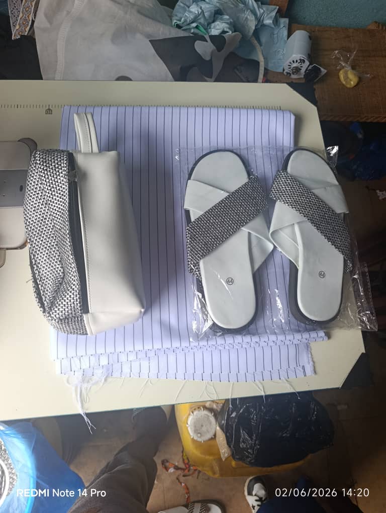 Ensemble Neuf de Sandales en Cuir et Pochette