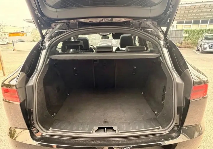 JAGUAR E-PACE P300e