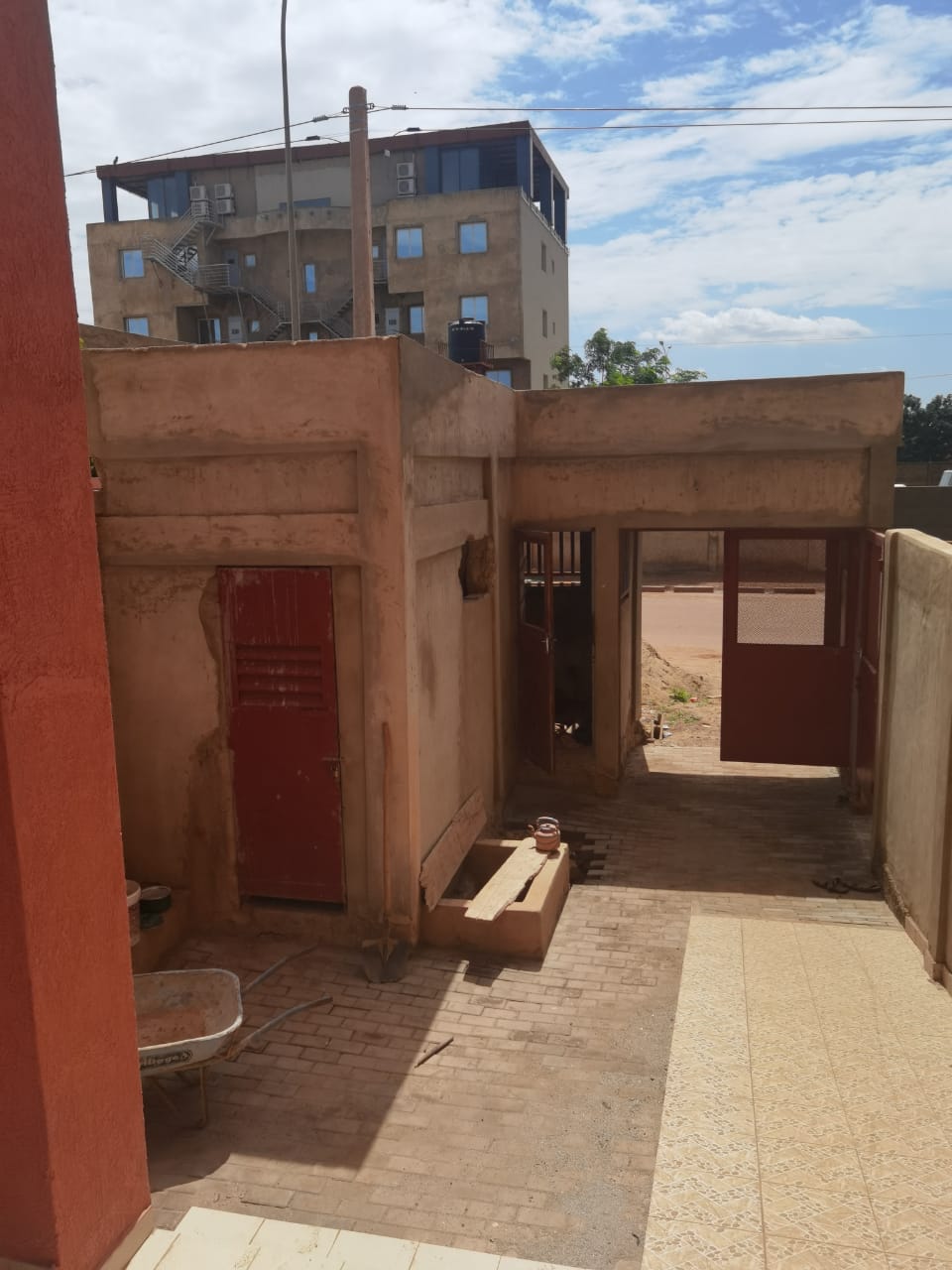Immeuble R+4 avec grand sous-sol à vendre au centre-ville de Ouagadougou