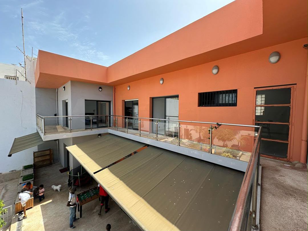 Villa 5 Chambres avec Piscine à Vendre à Yoff