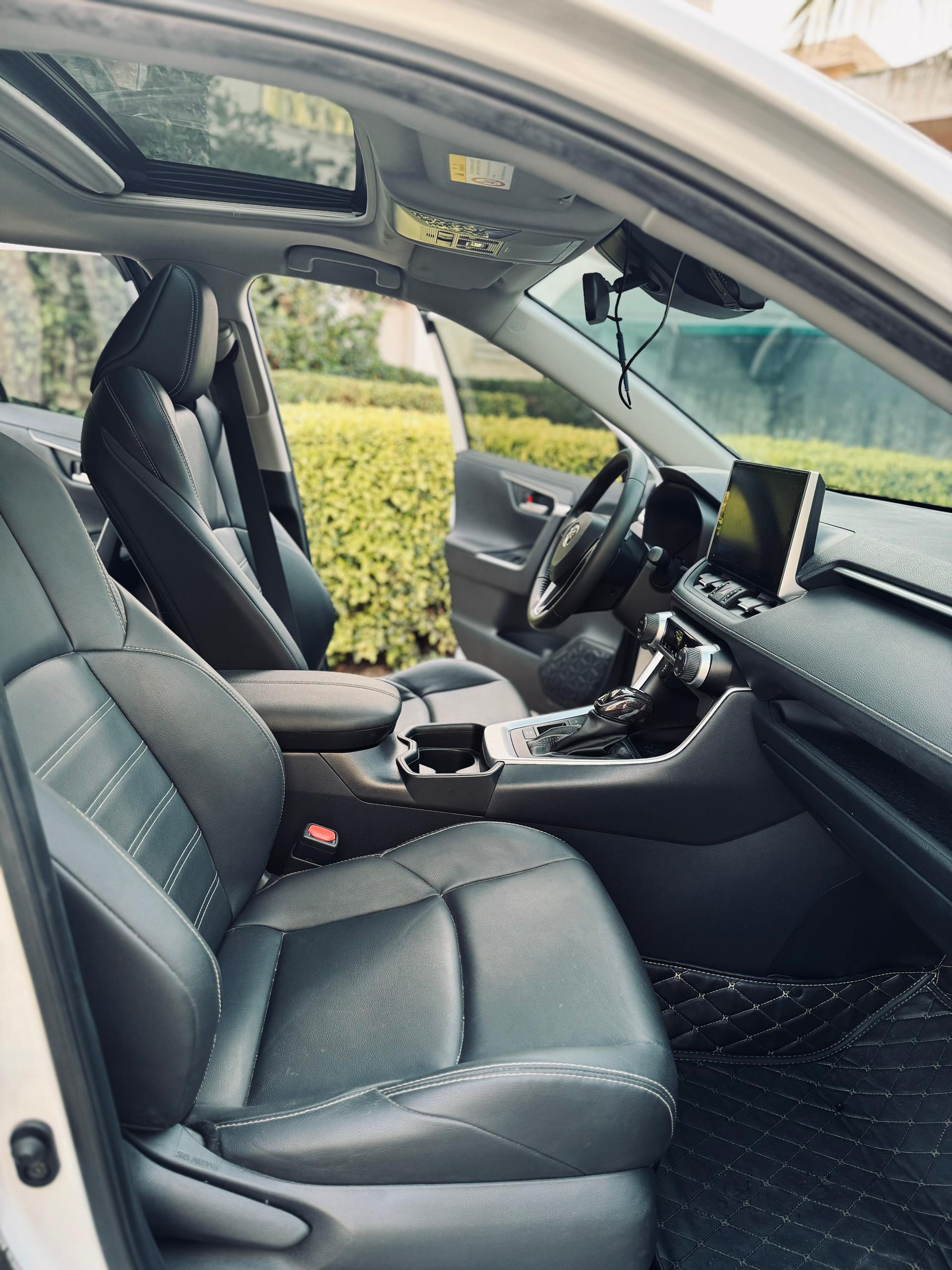 🔘 Marque : *TOYOTA* 🔘 Modèle : *RAV4 HYBRID* 🔘 Année :  *2022* 🔘 Carburant: *Essence* 🔘 Boite vitesse : *Automatique* 🔘Kilométrage   :*37.000km* 🔘 Details : 5 places , 4 cylindres  Full options, Grand écran, caméra de recule radar  , intérieur cuir