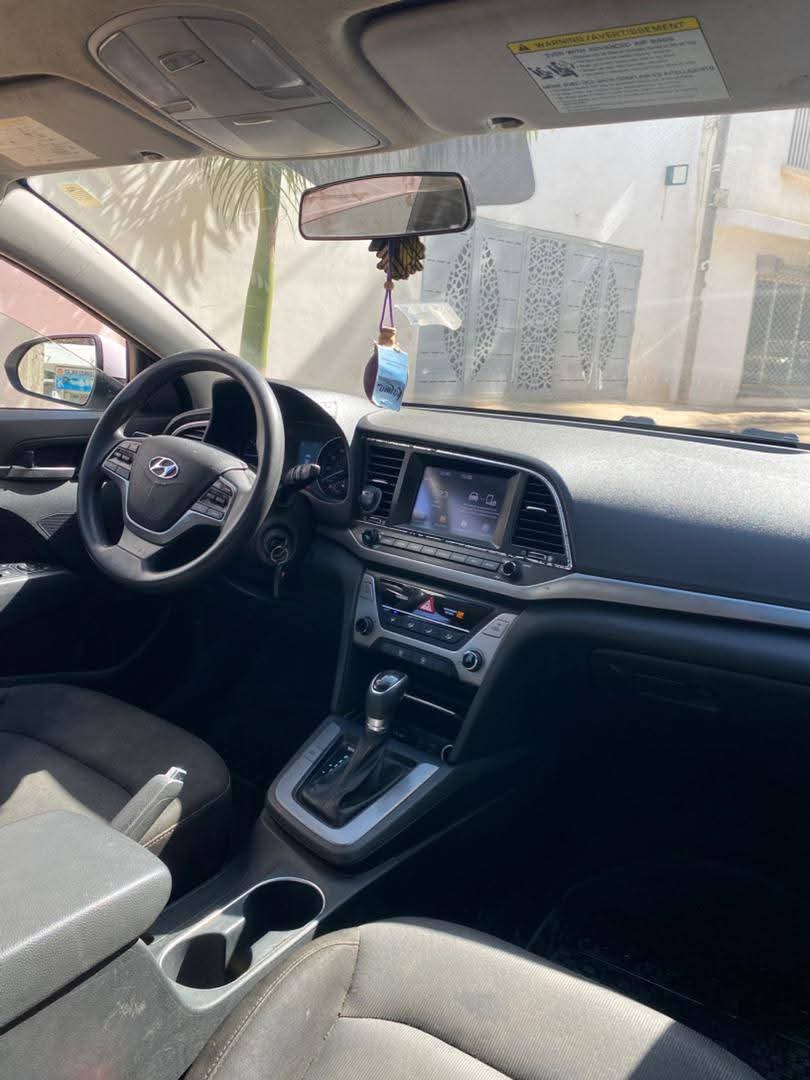 Hyundai Elantra 2018 Automatique Essence à vendre à Dakar | Bon prix