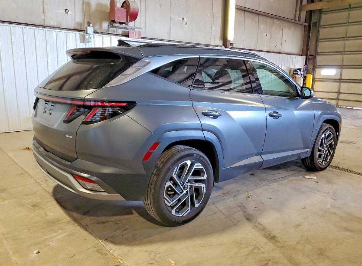 2025 Hyundai Tucson Limited - Édition Rare. **  Modèle haut de gamme, 4ème génération, rare finition mate "Shadow Matte Gray".  Extérieur : Jantes 19", feux LED, toit panoramique, barres de toit.  Moteur : 2.5L GDI atmosphérique (187 ch), boîte auto 8 rap