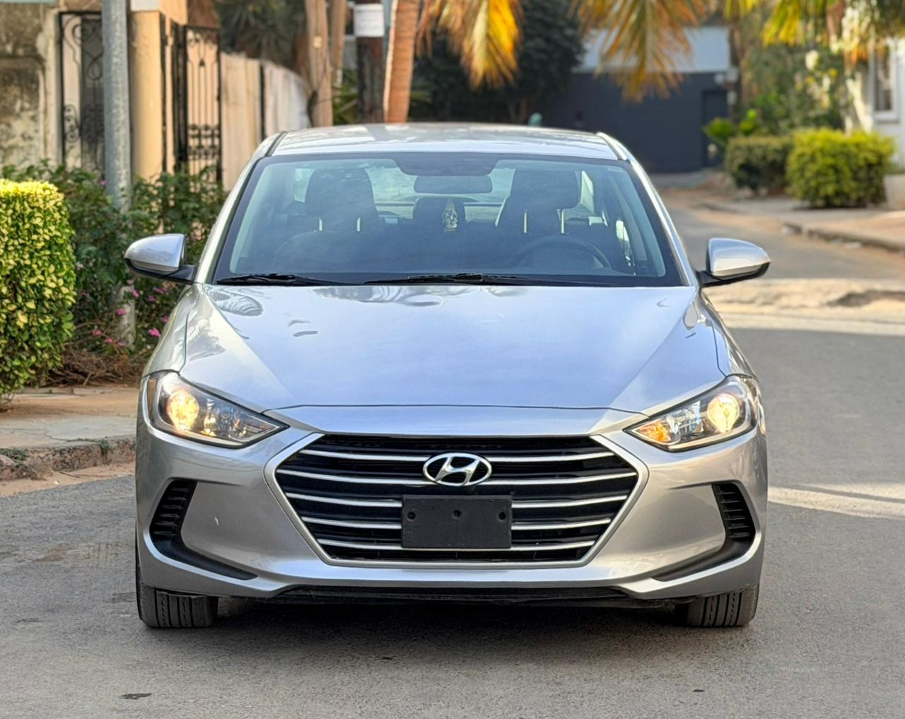 🔘Marque :*HYUNDAI* 🔘Modèle :*ELENTRA* 🔘Boîte vitesse: *Automatique* 🔘 Carburant : *Essence* 🔘Année : *2017* 🔘 Kilométrage : *99.000* 5 Places,4 cylindres  écran , Bluetooth téléphonique commande au volant , mode éco , mode Sport faible consommation