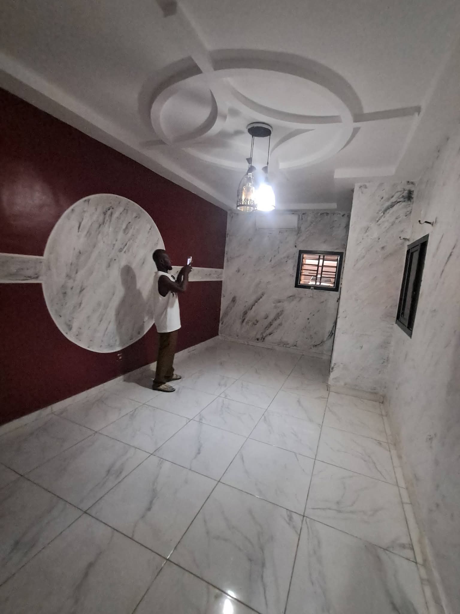 Studio à louer a angre    nouveau CHU non loin du restaurant Miss Zahui oré de chaussée avec chauf eau et clim déjà installé Loyer