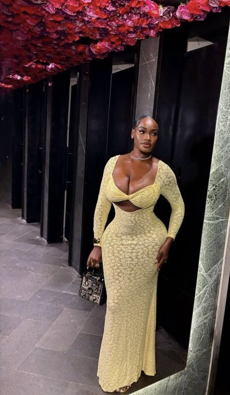 Robe moulante élégante pour femme moderne & tendance