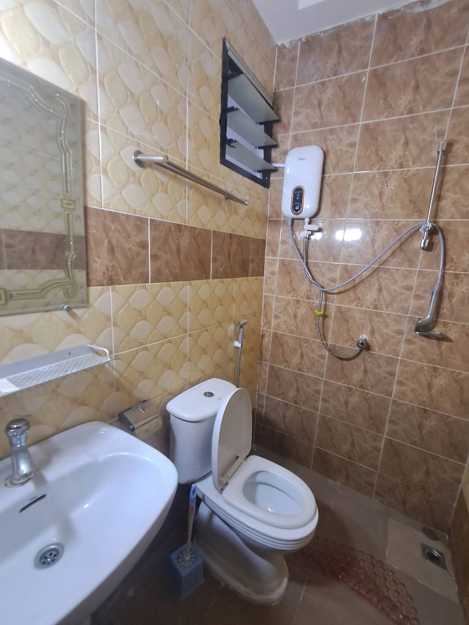 Studio à louer a angre    nouveau CHU non loin du restaurant Miss Zahui oré de chaussée avec chauf eau et clim déjà installé Loyer