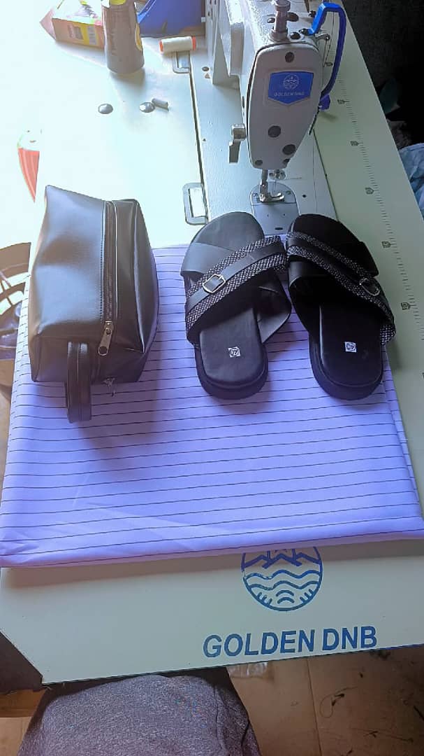 Ensemble Neuf de Sandales en Cuir et Pochette