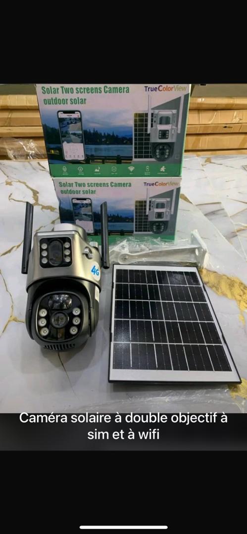 Caméra de surveillance à double objectif à panneaux solaires