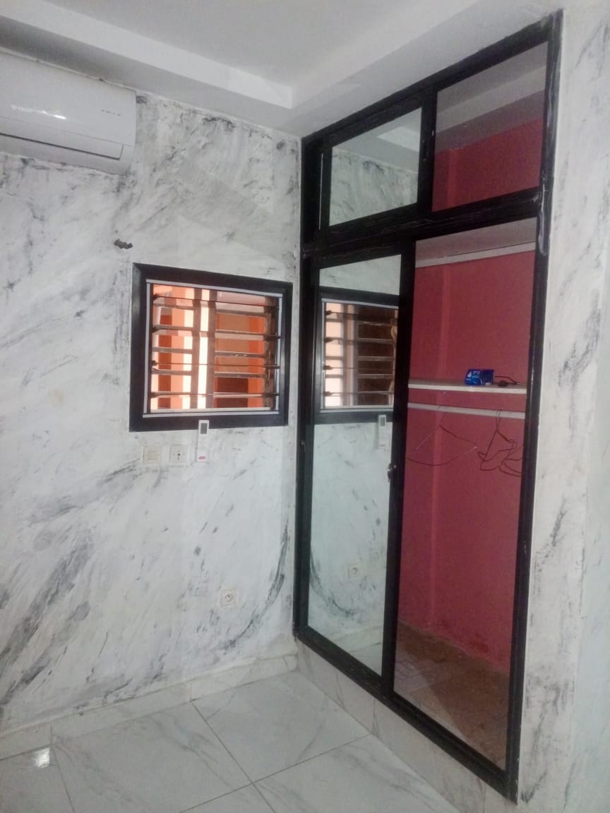 Studio à louer a angre    nouveau CHU non loin du restaurant Miss Zahui oré de chaussée avec chauf eau et clim déjà installé Loyer