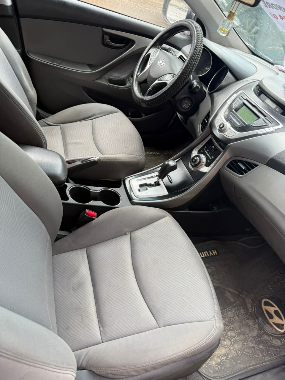 🔘Marque :*HYUNDAI* 🔘Modèle :*ELENTRA* 🔘Boîte vitesse: *Automatique* 🔘 Carburant : *Essence* 🔘Année : *2017* 🔘 Kilométrage : *99.000* 5 Places,4 cylindres  écran , Bluetooth téléphonique commande au volant , mode éco , mode Sport faible consommation