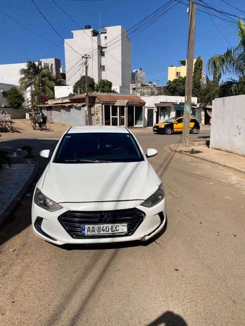 Hyundai Elantra 2018 Automatique Essence à vendre à Dakar | Bon prix