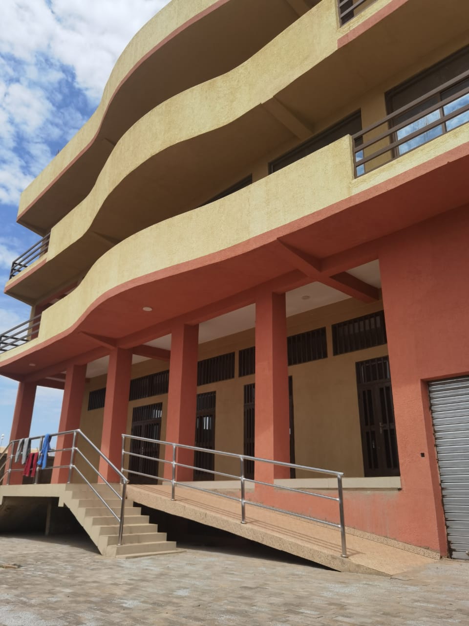 Immeuble R+4 avec grand sous-sol à vendre au centre-ville de Ouagadougou
