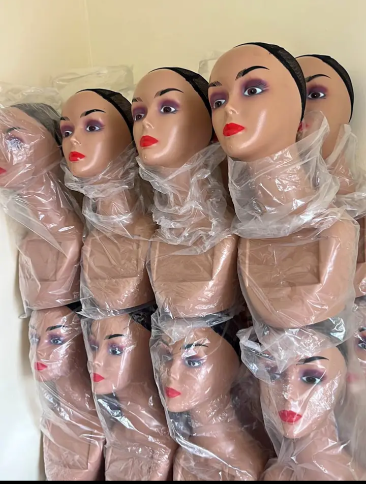 Perruques synthétiques et tête de mannequin