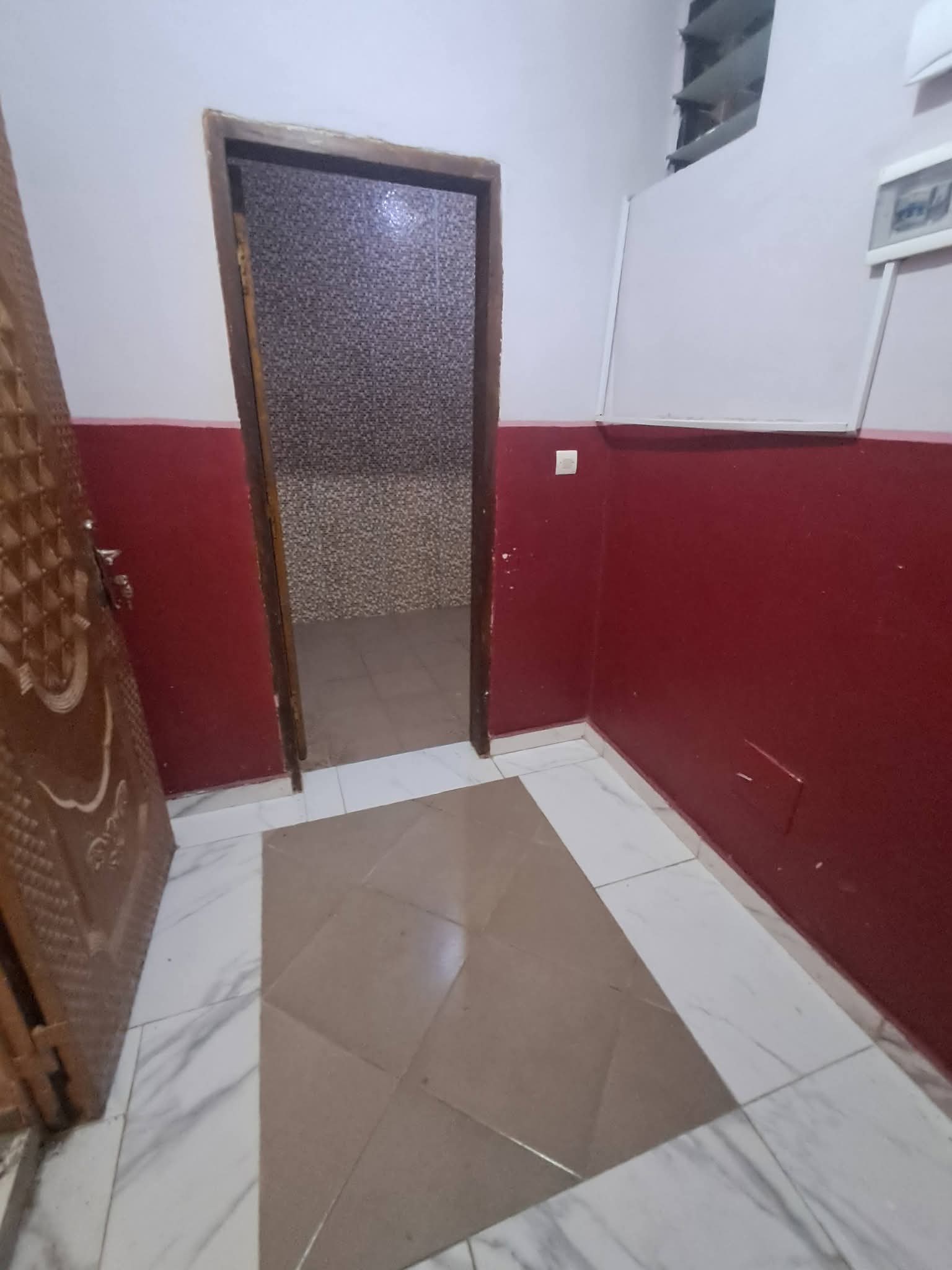 Studio à louer a angre    nouveau CHU non loin du restaurant Miss Zahui oré de chaussée avec chauf eau et clim déjà installé Loyer