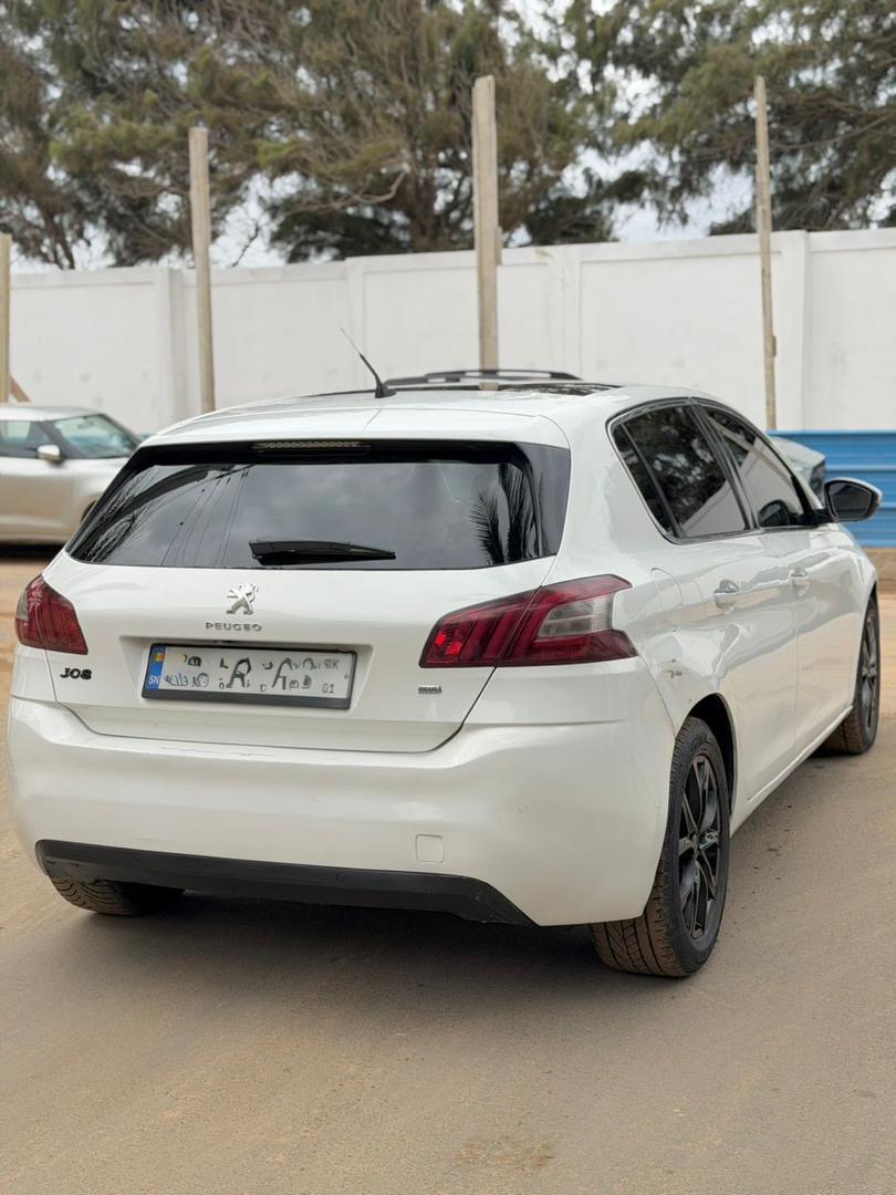 Peugeot 308 T9 automatique diesel 2015 à vendre À Dakar