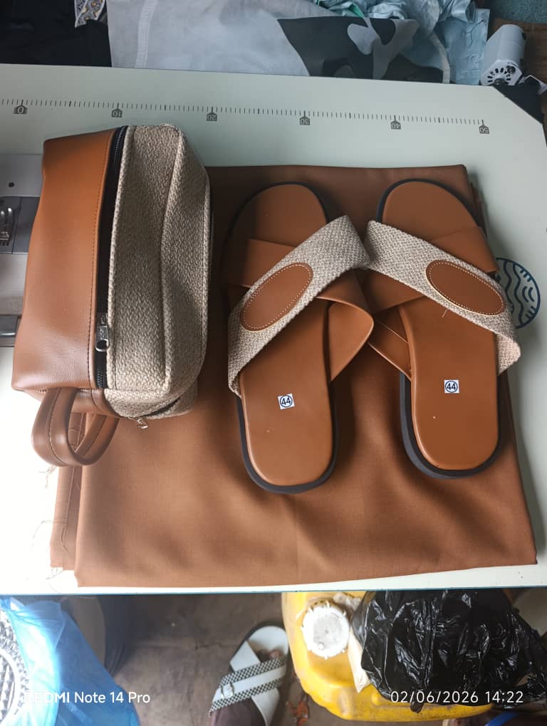 Ensemble Neuf de Sandales en Cuir et Pochette