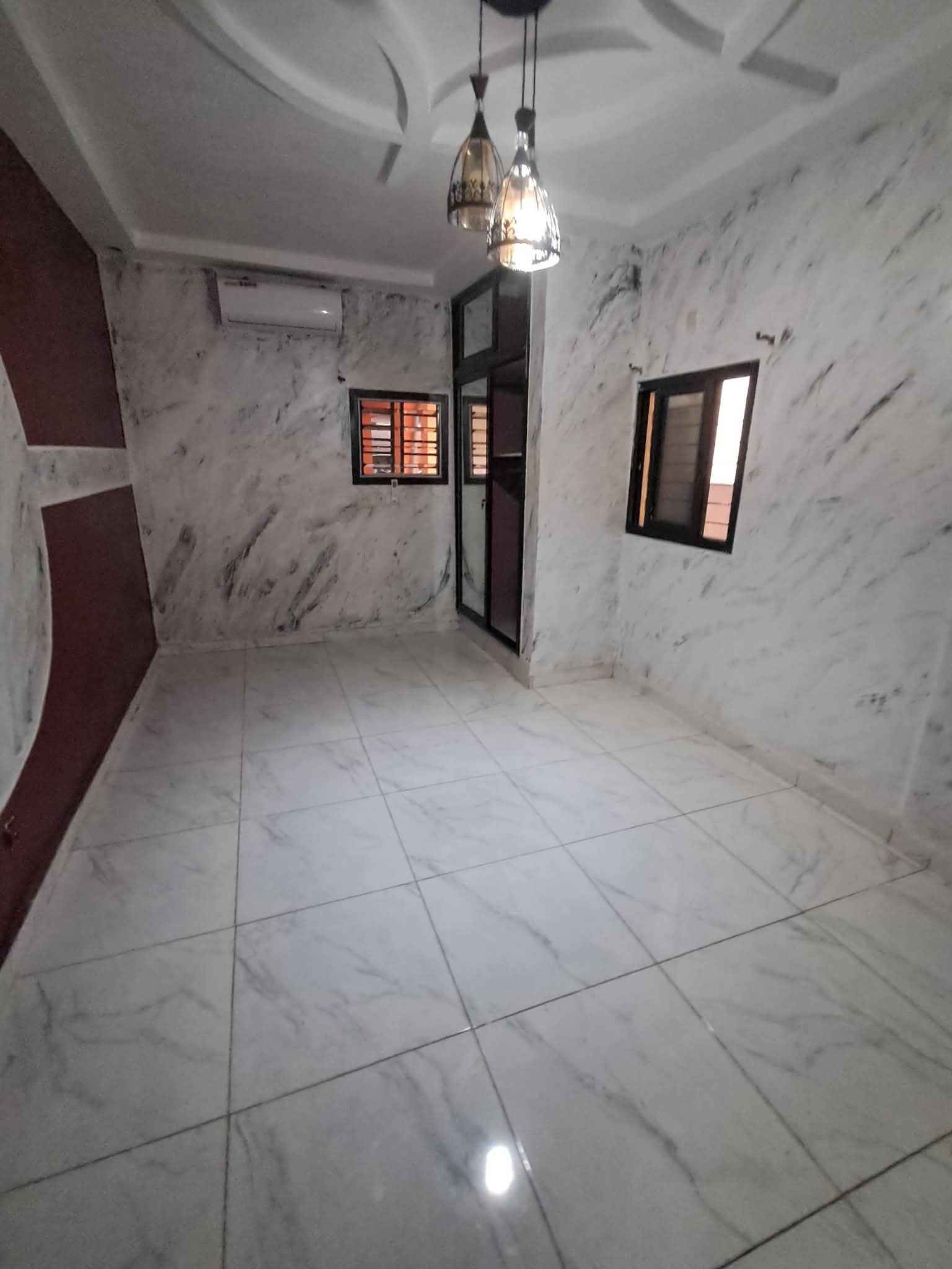 Studio à louer a angre    nouveau CHU non loin du restaurant Miss Zahui oré de chaussée avec chauf eau et clim déjà installé Loyer