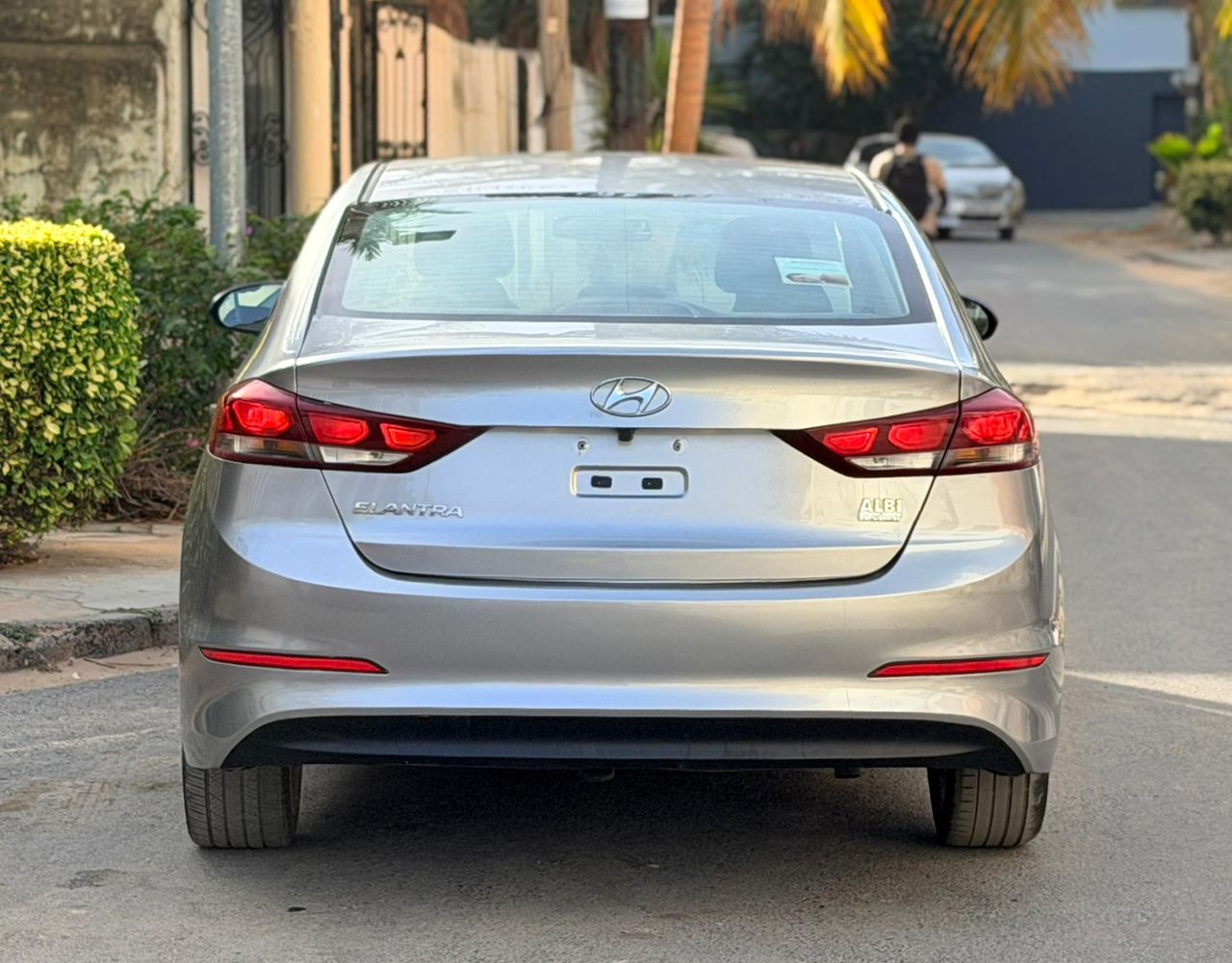 🔘Marque :*HYUNDAI* 🔘Modèle :*ELENTRA* 🔘Boîte vitesse: *Automatique* 🔘 Carburant : *Essence* 🔘Année : *2017* 🔘 Kilométrage : *99.000* 5 Places,4 cylindres  écran , Bluetooth téléphonique commande au volant , mode éco , mode Sport faible consommation