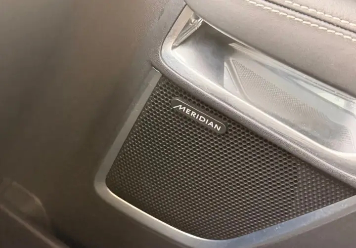 JAGUAR E-PACE P300e