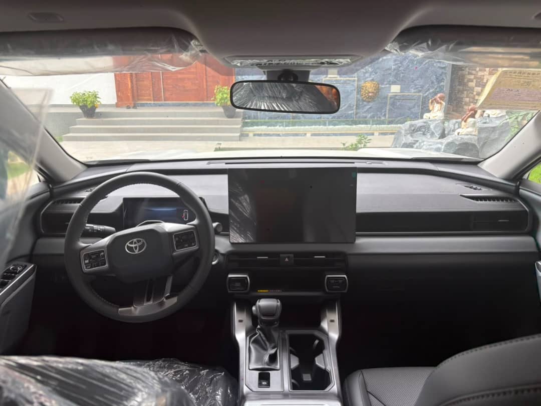 TOYOTA RAV4 2026
