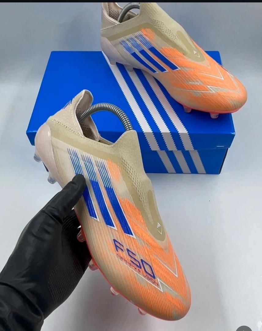 Adidas F50 – Chaussures de football légères et rapides Terrain sec (FG)