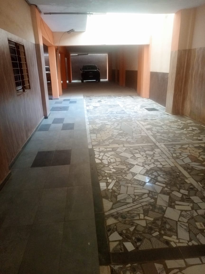 Studio à louer a angre    nouveau CHU non loin du restaurant Miss Zahui oré de chaussée avec chauf eau et clim déjà installé Loyer