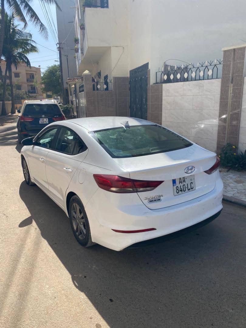 Hyundai Elantra 2018 Automatique Essence à vendre à Dakar | Bon prix