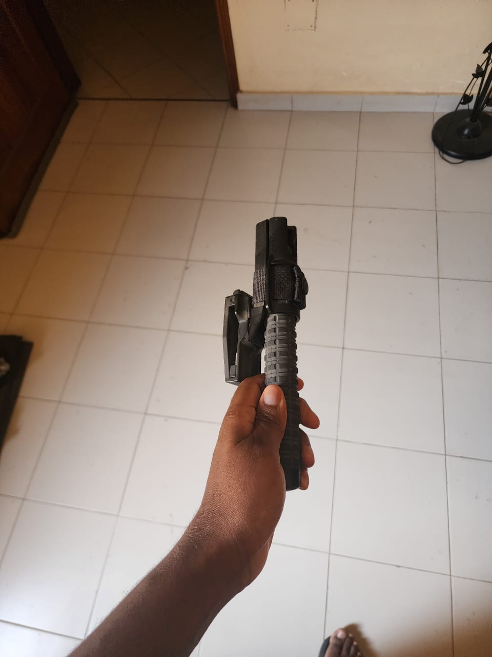 Bâton telescopique pour protection