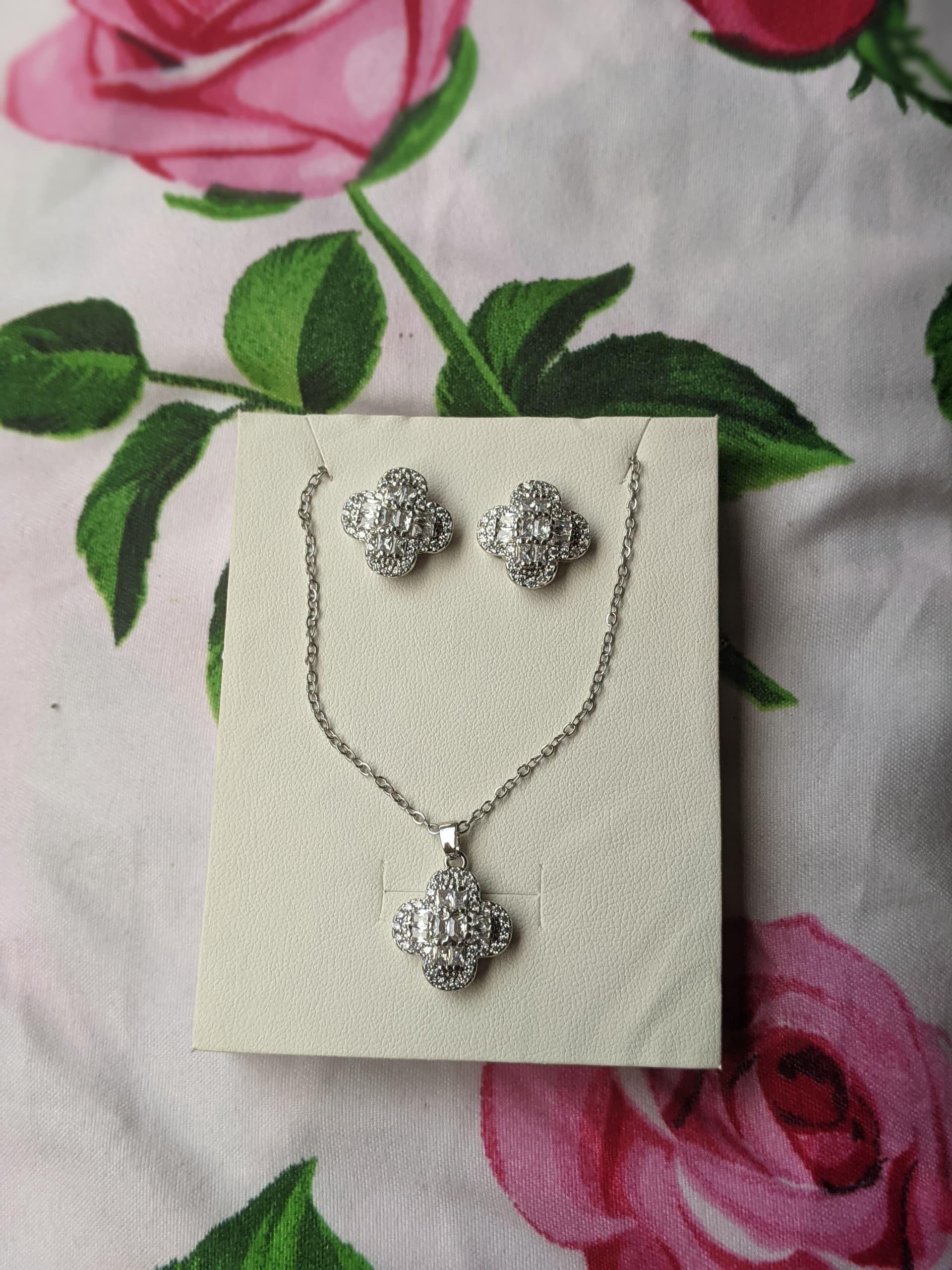Ensemble de bijoux élégants pour femme Colliers boucles d’oreilles tendance