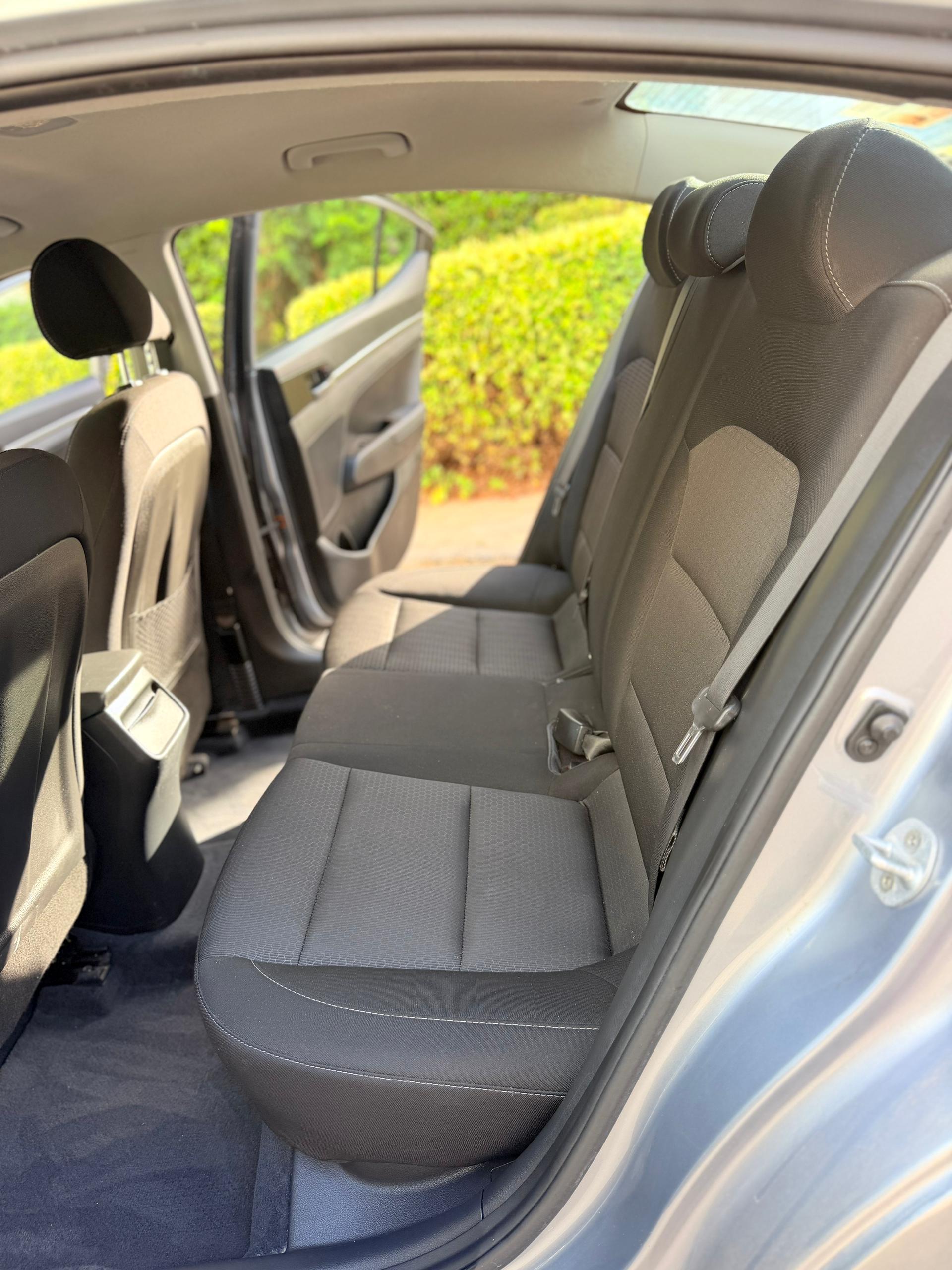 🔘Marque :*HYUNDAI* 🔘Modèle :*ELENTRA* 🔘Boîte vitesse: *Automatique* 🔘 Carburant : *Essence* 🔘Année : *2017* 🔘 Kilométrage : *99.000* 5 Places,4 cylindres  écran , Bluetooth téléphonique commande au volant , mode éco , mode Sport faible consommation