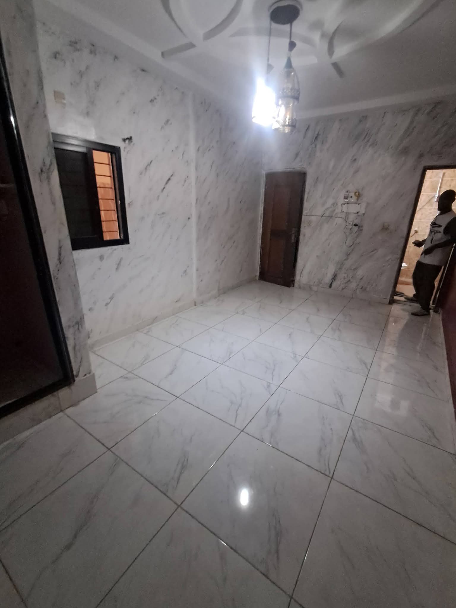 Studio à louer a angre    nouveau CHU non loin du restaurant Miss Zahui oré de chaussée avec chauf eau et clim déjà installé Loyer