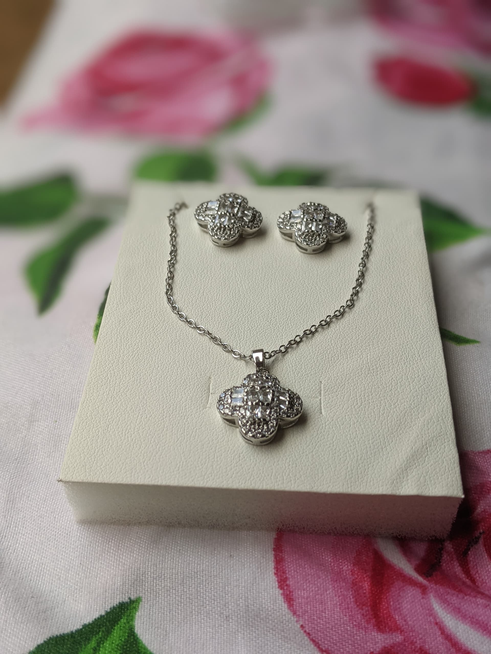 Ensemble de bijoux élégants pour femme Colliers boucles d’oreilles tendance