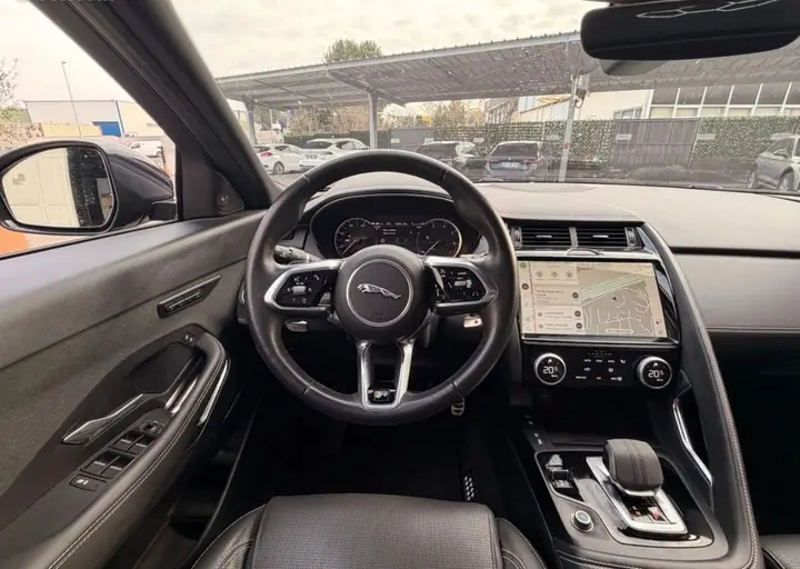 JAGUAR E-PACE P300e