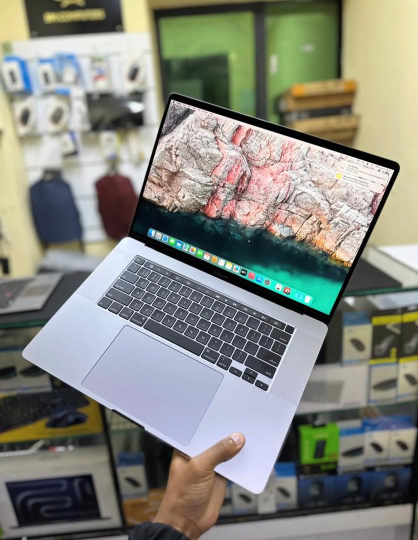 MacBook pro M1 qui a 16GB DE RAM ET 1TB