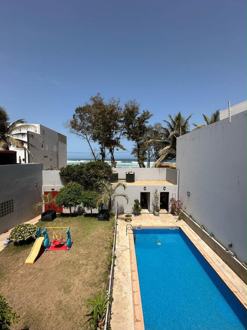 Villa 5 Chambres avec Piscine à Vendre à Yoff