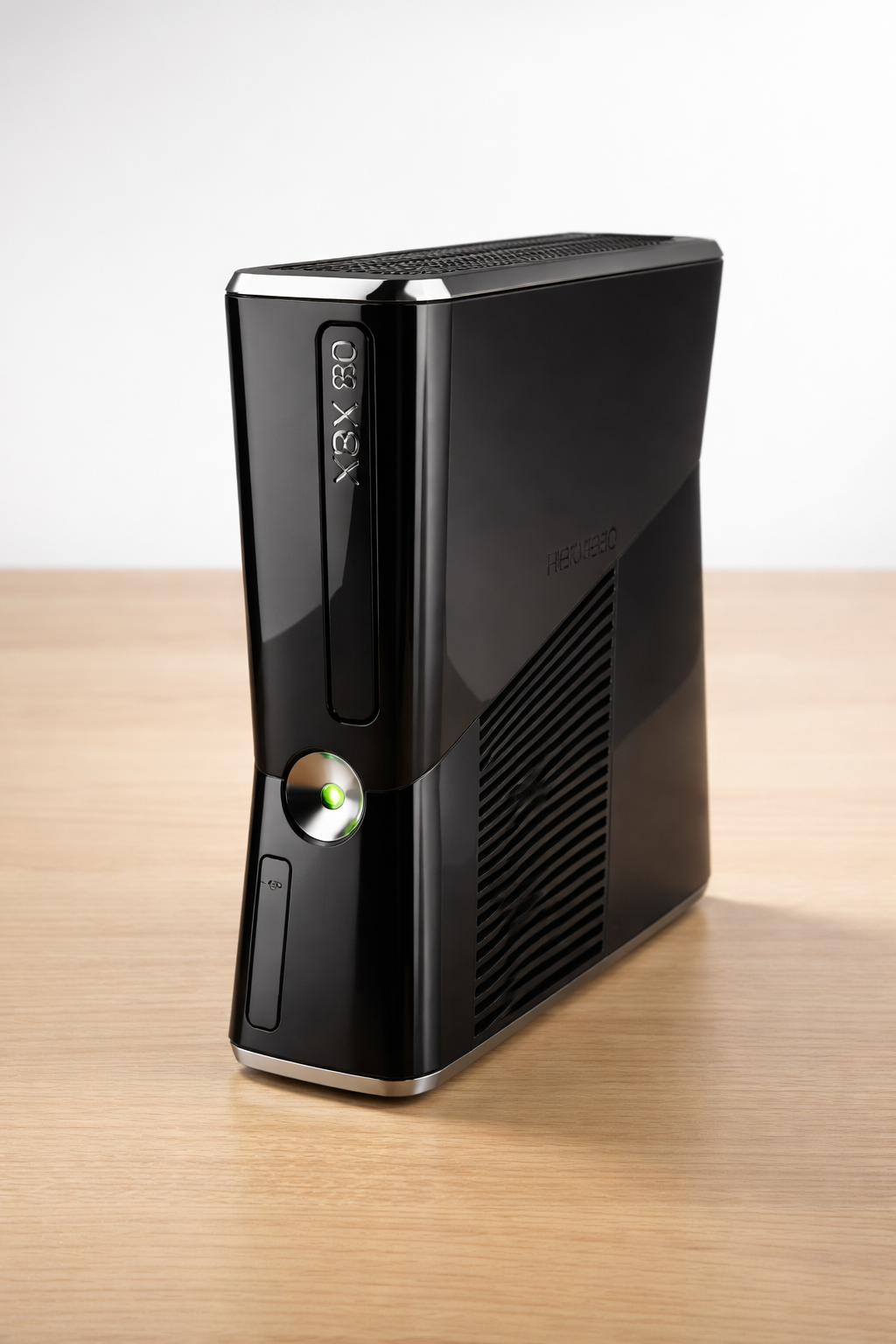 Xbox 360 slim avec avec 3 jeux et deux manettes