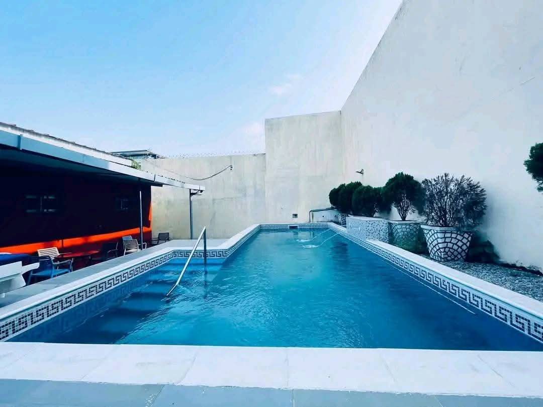 Villa basse 7 pièces avec piscine à louer