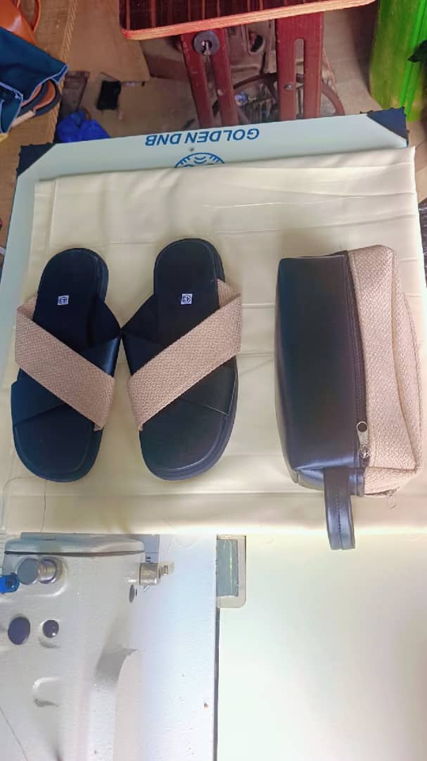 Ensemble Neuf de Sandales en Cuir et Pochette