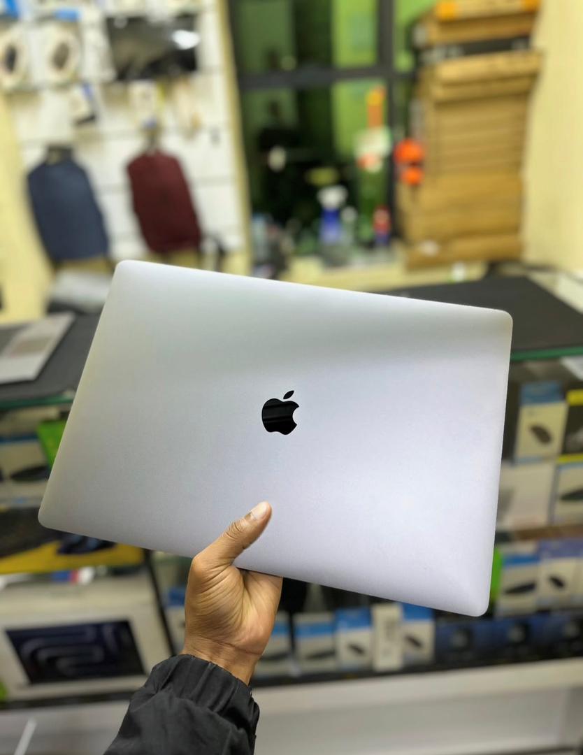 MacBook pro M1 qui a 16GB DE RAM ET 1TB